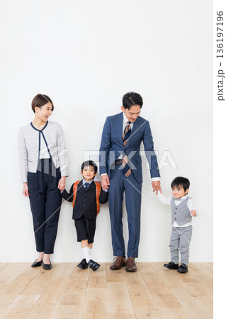入学式の親子 入学式の親子 136197196