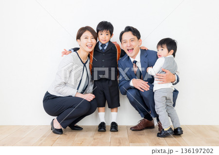 入学式の親子 136197202