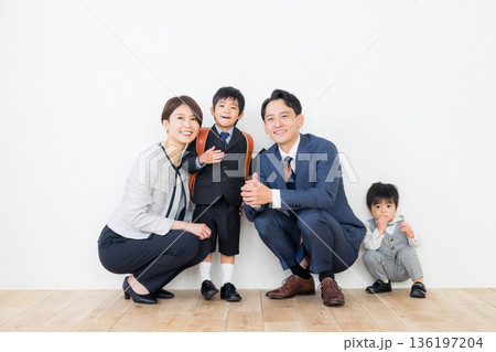 入学式の親子 入学式の親子 136197204