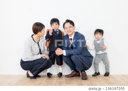 入学式の親子 136197205