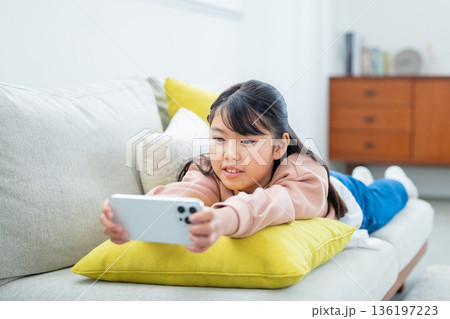 スマホで遊ぶ小学生の女の子 スマホで遊ぶ小学生の女の子 136197223