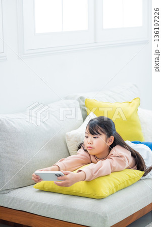 スマホで遊ぶ小学生の女の子　 136197226