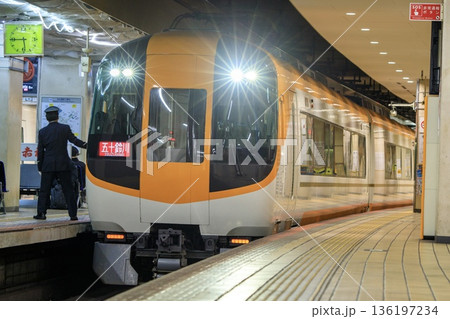 近鉄名古屋駅に停車中の22600系汎用特急 近鉄名古屋駅に停車中の22600系汎用特急 136197234