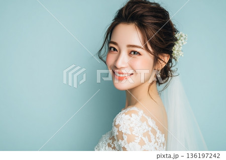 ウエディングドレスを着て幸せそうに微笑む日本人女性のブライダルポートレート　コピースペースあり 136197242