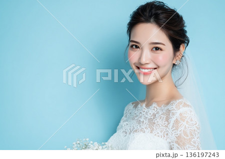 ウエディングドレスを着て幸せそうに微笑む日本人女性のブライダルポートレート　コピースペースあり 136197243