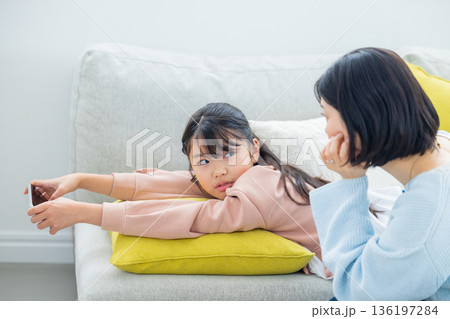 スマホで遊ぶ小学生の女の子 スマホで遊ぶ小学生の女の子 136197284