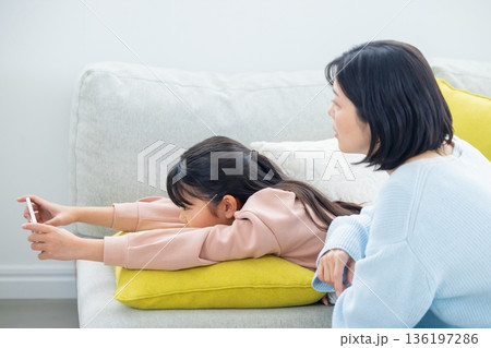 スマホで遊ぶ小学生の女の子 スマホで遊ぶ小学生の女の子 136197286