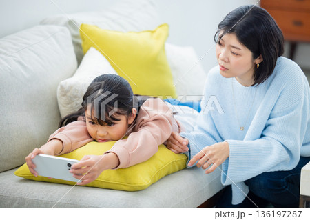 スマホで遊ぶ小学生の女の子　 136197287