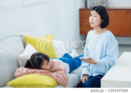 スマホで遊ぶ小学生の女の子 スマホで遊ぶ小学生の女の子 136197289