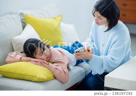 スマホで遊ぶ小学生の女の子 スマホで遊ぶ小学生の女の子 136197292