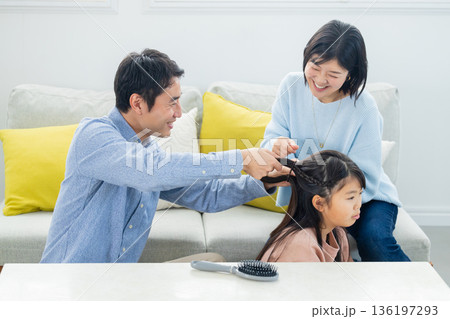 スマホで遊ぶ小学生の女の子 スマホで遊ぶ小学生の女の子 136197293