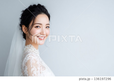 ウエディングドレスを着て幸せそうに微笑む日本人女性のブライダルポートレート　コピースペース 136197296