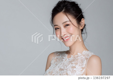 ウエディングドレスを着て幸せそうに微笑む日本人女性のブライダルポートレート　コピースペース 136197297