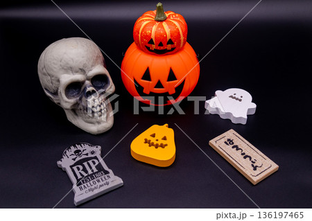黒背景に並ぶハロウィンの小物 136197465