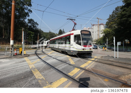 香港 交差点をカーブする電車 香港 交差点をカーブする電車 136197478