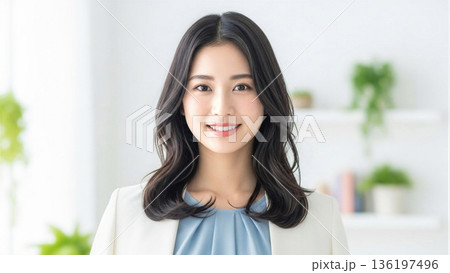 笑顔のビジネスウーマン ポートレート 日本人女性 会社員 白ジャケット 信頼感 136197496