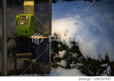 雪の夜の公衆電話：積雪に反射する明かりとレトロな風景 136197497