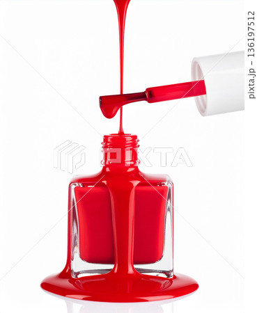 赤いネイルポリッシュ 赤いネイルポリッシュ 136197512