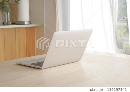 明るい室内のテーブルに置かれたノートパソコン 136197541
