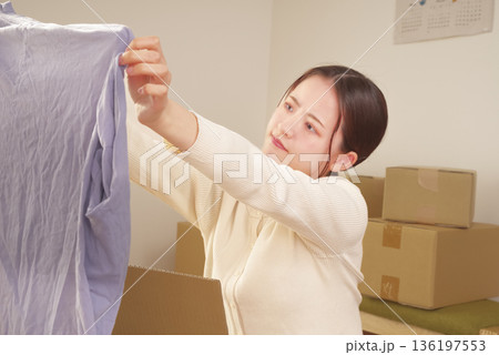 荷物の整理に疲れた女性 136197553