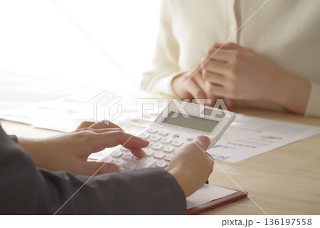 FPの女性が保険や資産運用の説明をする様子 FPの女性が保険や資産運用の説明をする様子 136197558