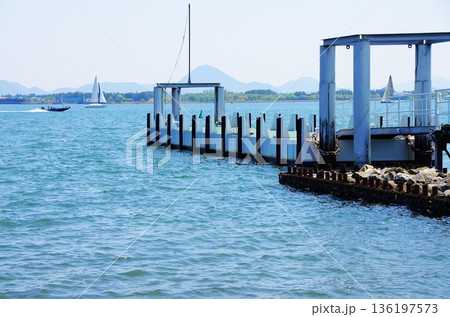 静かな湖畔の船着き場 ― 琵琶湖の青と構造美 静かな湖畔の船着き場 ― 琵琶湖の青と構造美 136197573