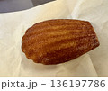 焼き立てのマドレーヌ 136197786