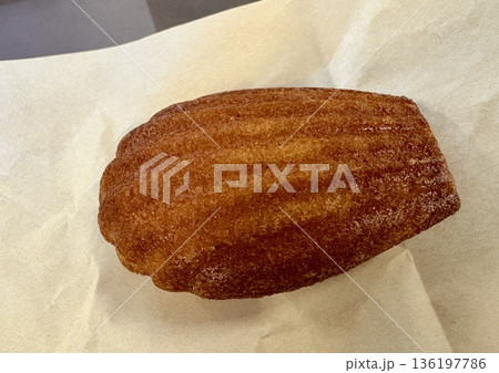 焼き立てのマドレーヌ 焼き立てのマドレーヌ 136197786