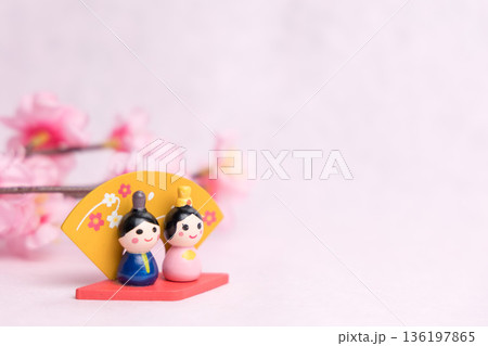 ピンク背景に可愛い雛人形 ひな祭り 136197865