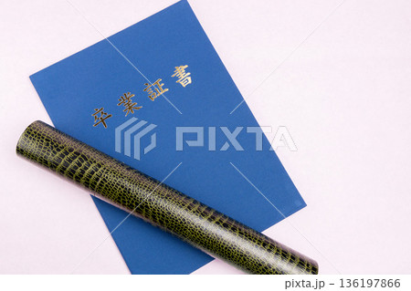 ピンク背景に卒業証書と筒 門出 ピンク背景に卒業証書と筒 門出 136197866
