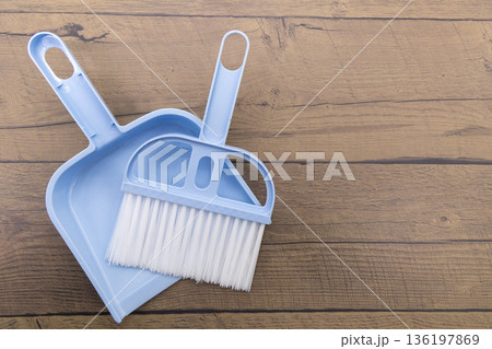 木目背景に水色のミニ掃除セット 掃除 136197869