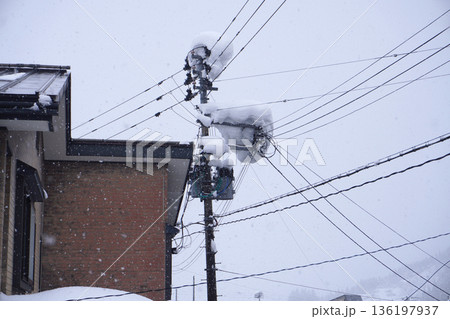 雪の積もった電信柱（雪）01 136197937