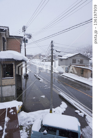 雪の積もった電信柱（雪）03 136197939