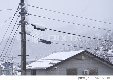 雪の積もった電信柱(雪)10 雪の積もった電信柱(雪)10 136197946