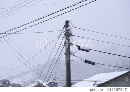 雪の積もった電信柱(雪)11 雪の積もった電信柱(雪)11 136197947