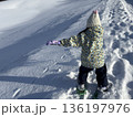 スノーシューをする子供 136197976
