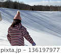 スノーシューをする子供 136197977