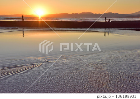 夕陽が沈む湘南鵠沼海岸で釣りをする人 136198933