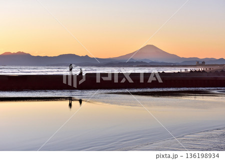 夕陽が沈む湘南鵠沼海岸で釣りをする人 夕陽が沈む湘南鵠沼海岸で釣りをする人 136198934