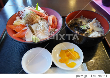 美味しそうな和風朝食 136198961