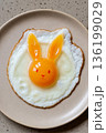 子供が喜んで食べてくれそうなうさぎの形をした可愛い目玉焼き 136199029