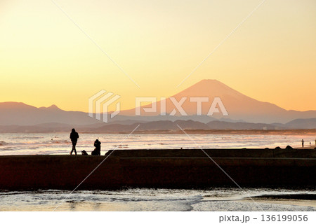 夕陽が沈む湘南鵠沼海岸で釣りをする人 136199056