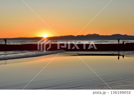 夕陽が沈む湘南鵠沼海岸で釣りをする人 136199058