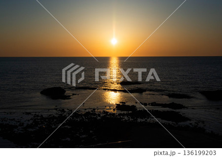 静かな海に沈む夕陽 静かな海に沈む夕陽 136199203