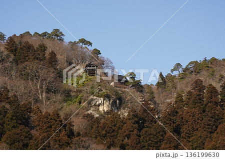 山に囲まれた秋の山 山に囲まれた秋の山 136199630