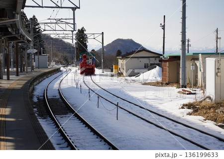 冬の朝の駅を発車した普通列車 冬の朝の駅を発車した普通列車 136199633