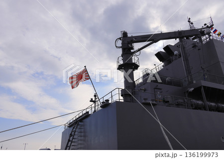 自衛隊の輸送艦「にほんばれ」の艦尾の自衛艦旗 136199973
