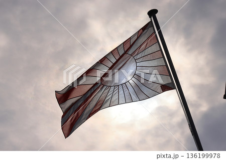 自衛艦旗、旭日旗と太陽光 136199978