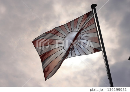 自衛艦旗、旭日旗と太陽光 136199981