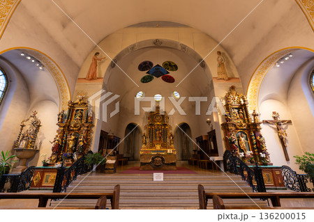 聖マウリティウス教区教会の内部と祭壇。ツェルマット、ヴァレー州、スイス 136200015